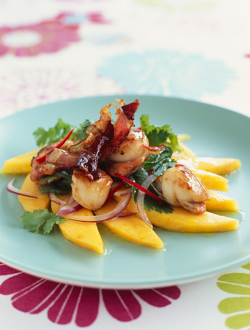 Pan-fried scallops with sliced mango