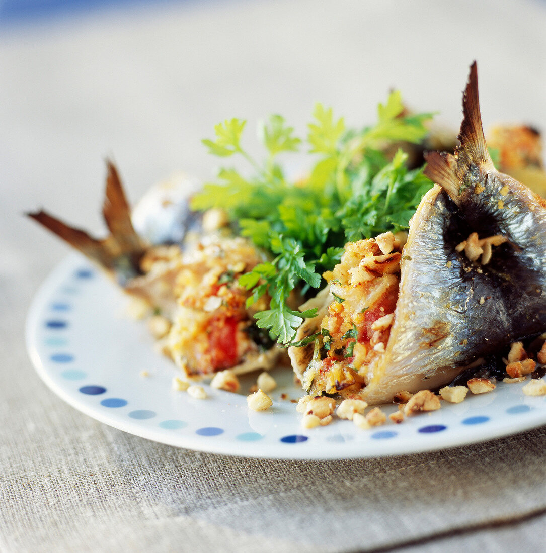 Gefüllte Sardinen mit Kräutern und Haselnüssen