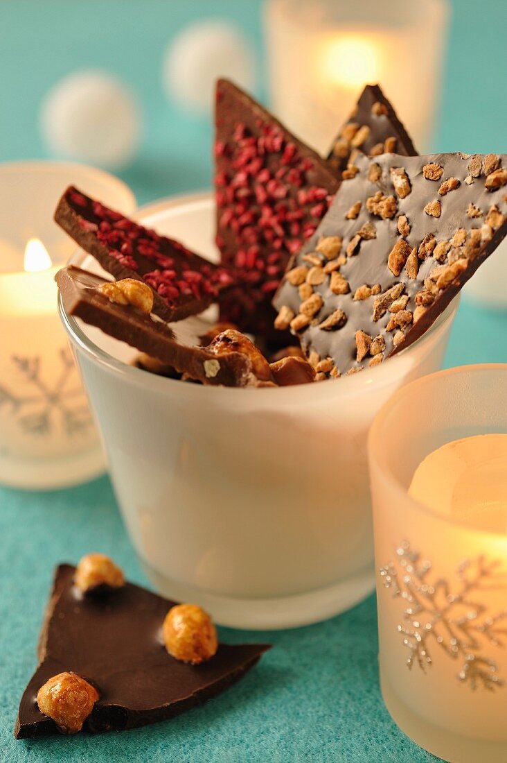 Verschiedener Schokoladenbruch auf weihnachtlichem Tisch