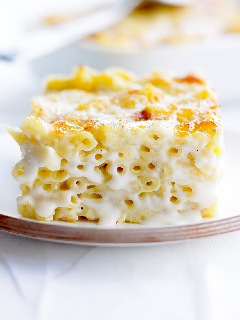 Macaronis cheese-topped dish
