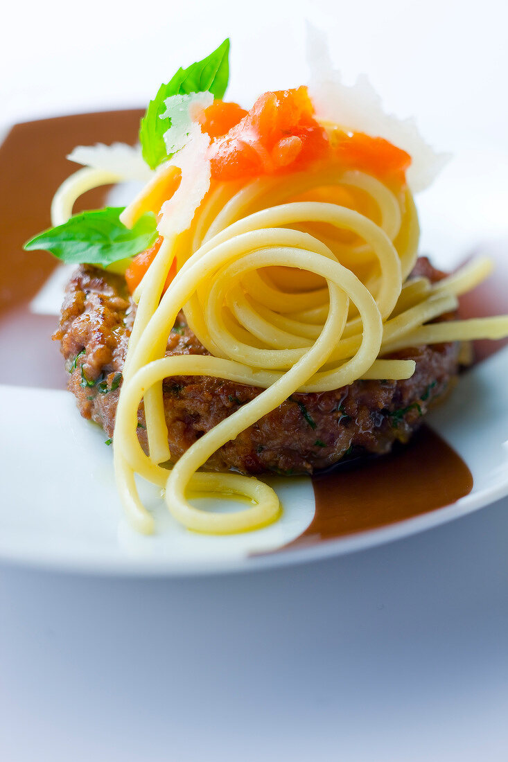 Rindfleischfrikadelle mit Spaghetti, Tomatensauce und Parmesan