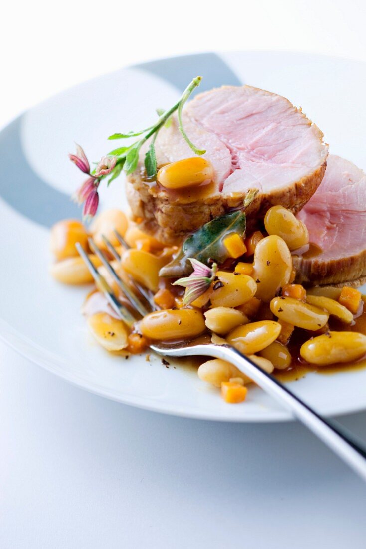 Roast veal with white haricot beans