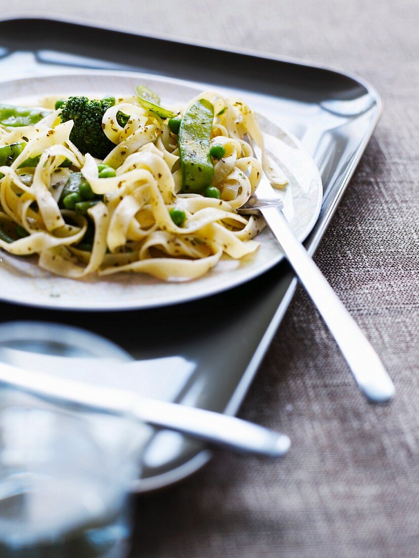 Tagliatelle mit grünem Gemüse und Pesto