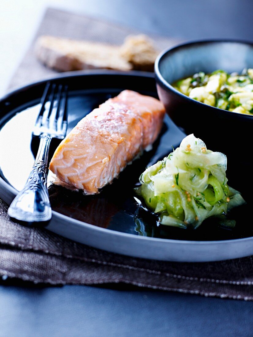 Gebratener Lachs mit wachsweichem Ei, Kapern, Sauerampfer, Gewürzgurken