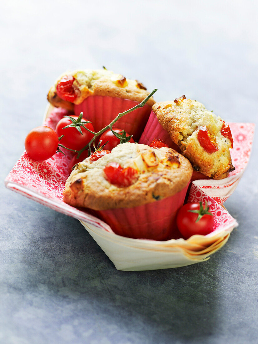 Tomatenmuffins mit Zwiebeln und Basilikum