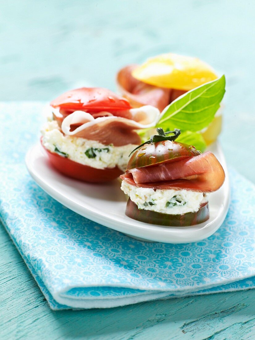 Dreierlei gefüllte Tomaten mit Ziegenkäse und Schinken