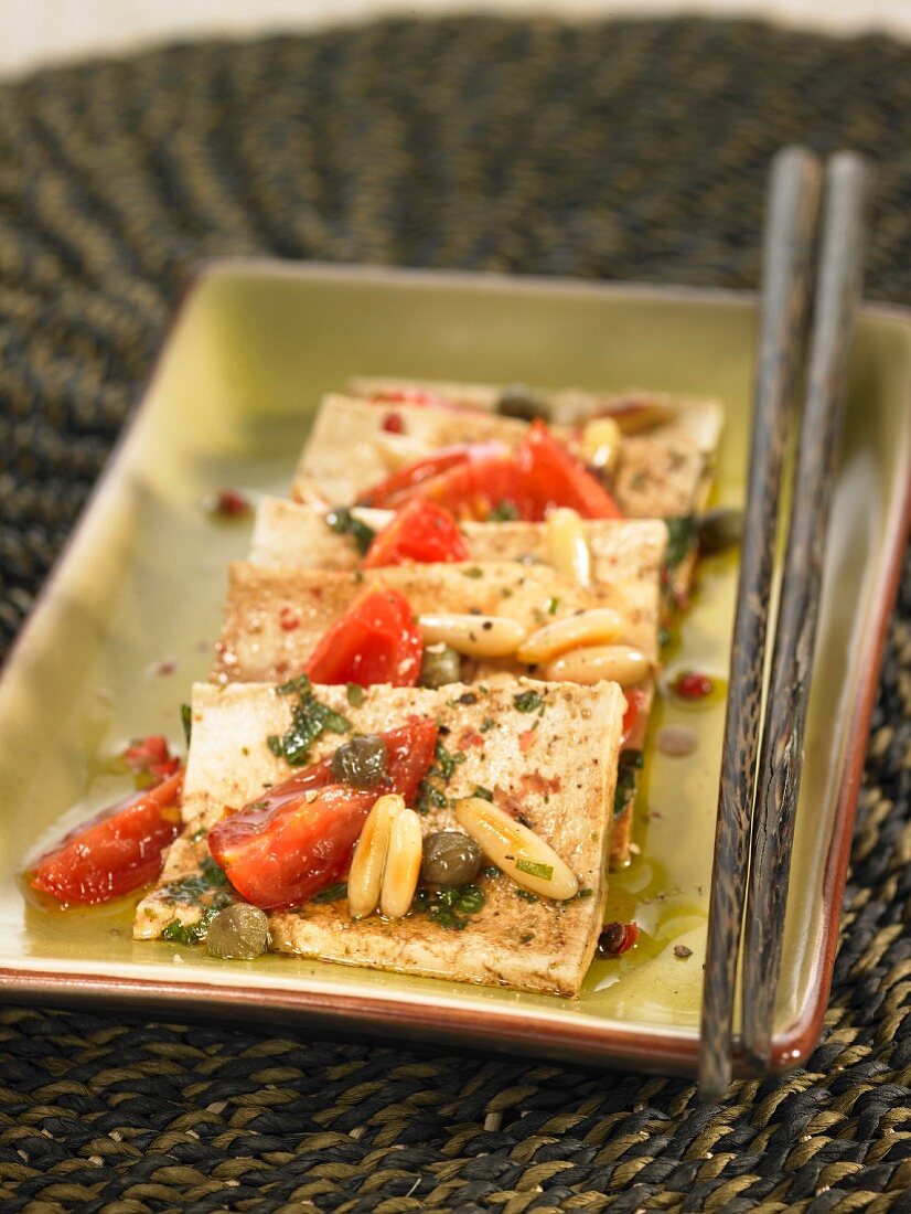 Tofu mit Basilikum, Kapern, Pinienkernen und Tomaten
