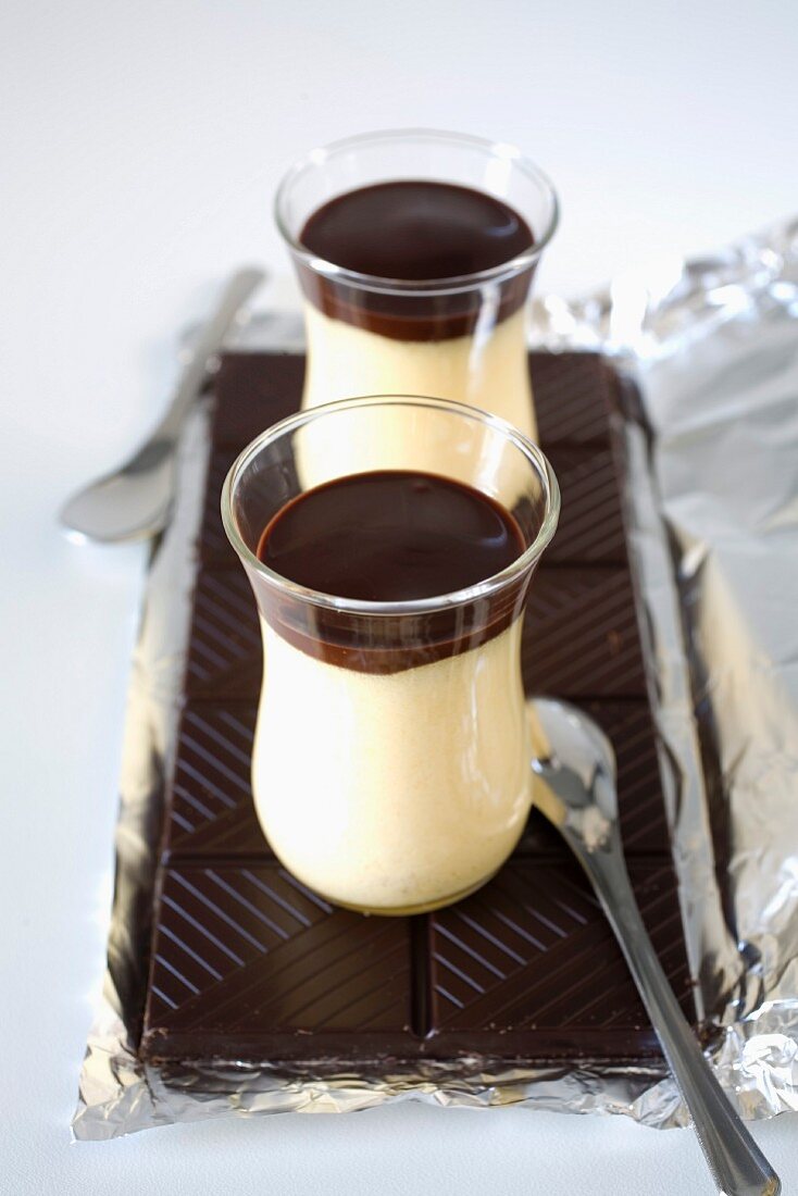weiße Schokoladenmousse mit dunkler Schokoladen-Ganache