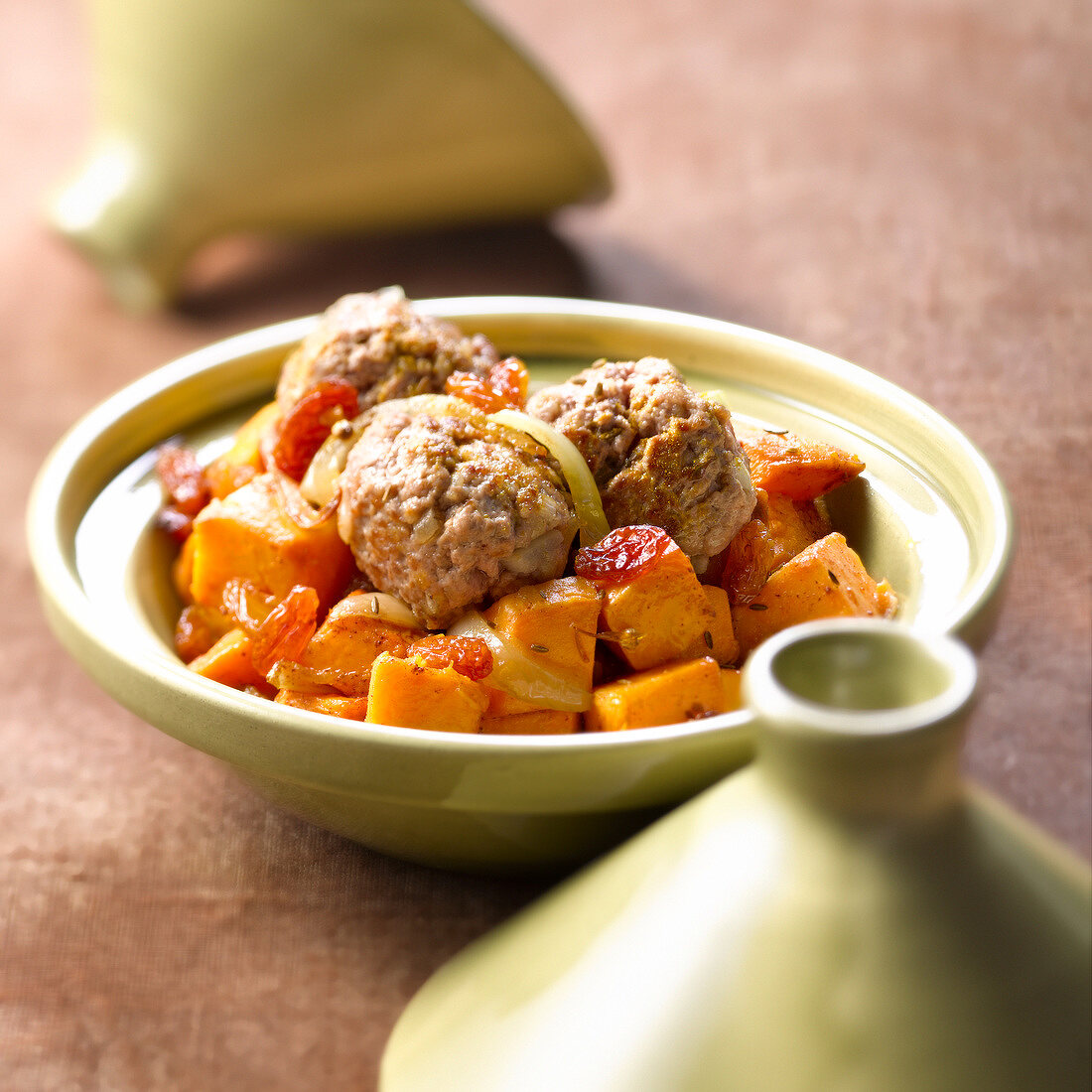 Lamm-Tajine mit Kurkuma-Lammbällchen und Süsskartoffeln