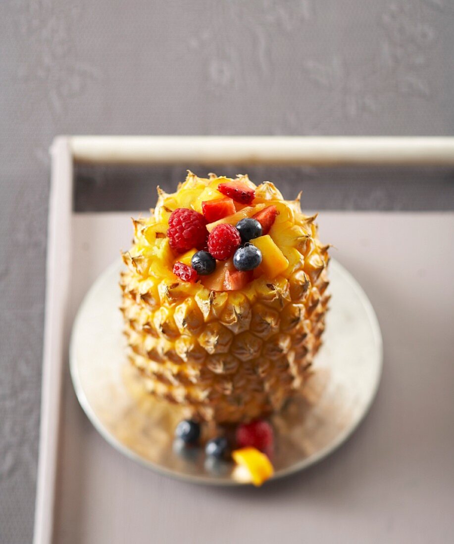 Ananas Surprise (Ananas mit Obstsalat … – Bilder kaufen – 60156041 ...