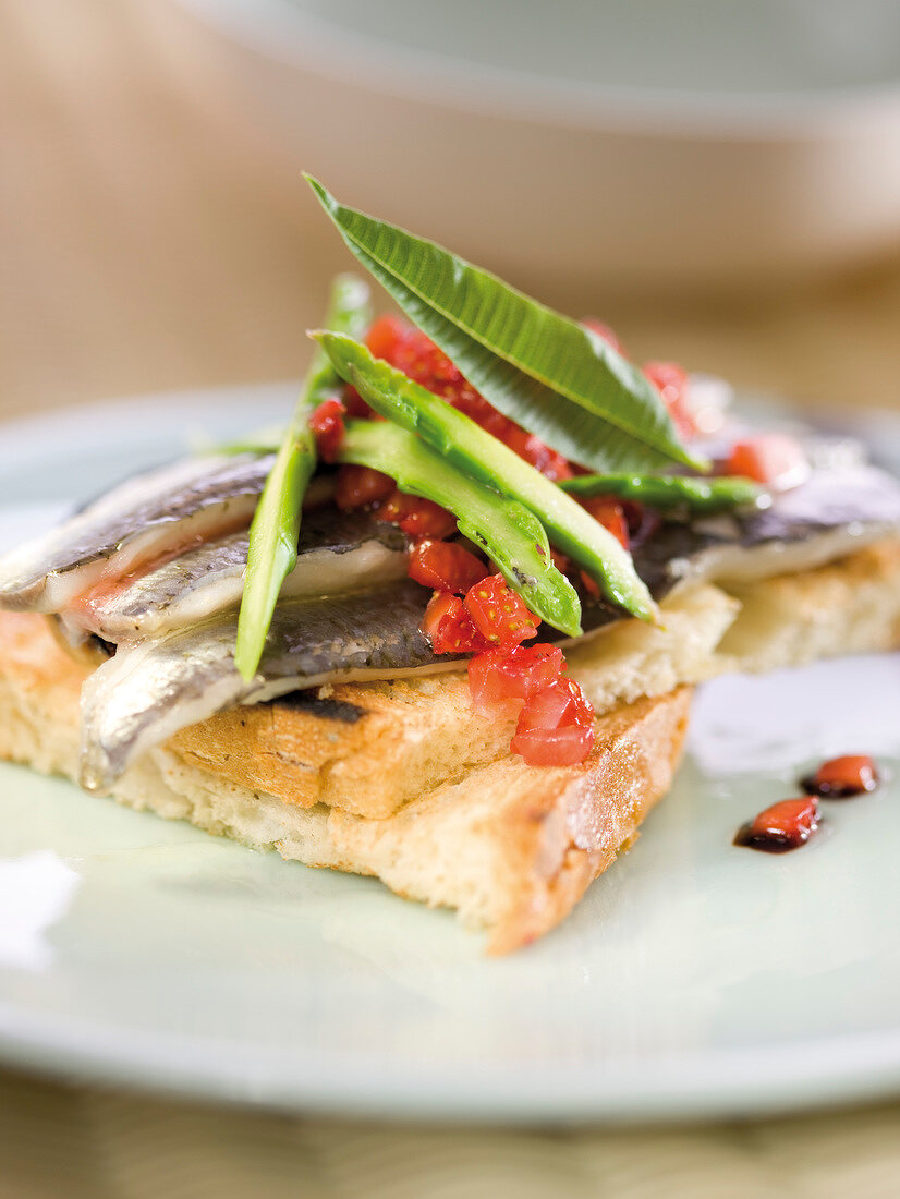Marinated salmon, strawberry and wild asparagus on sliced bread