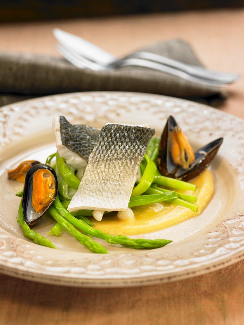 Cream of chickpeas, mussels and bass
