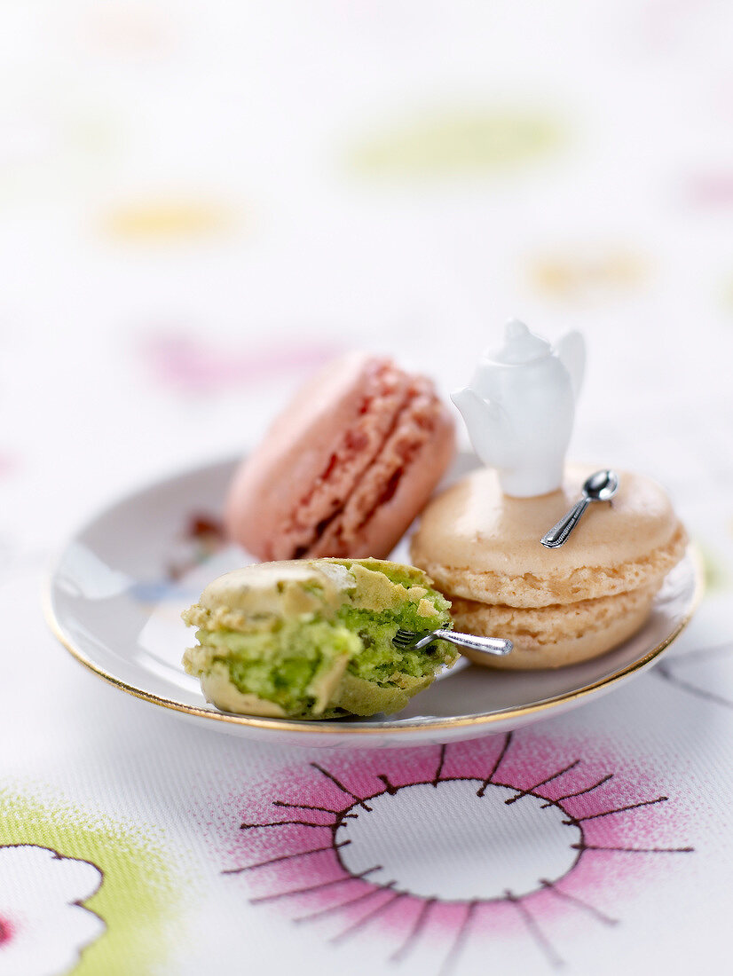 Drei Macarons: Rose, Vanille und Schwarztee