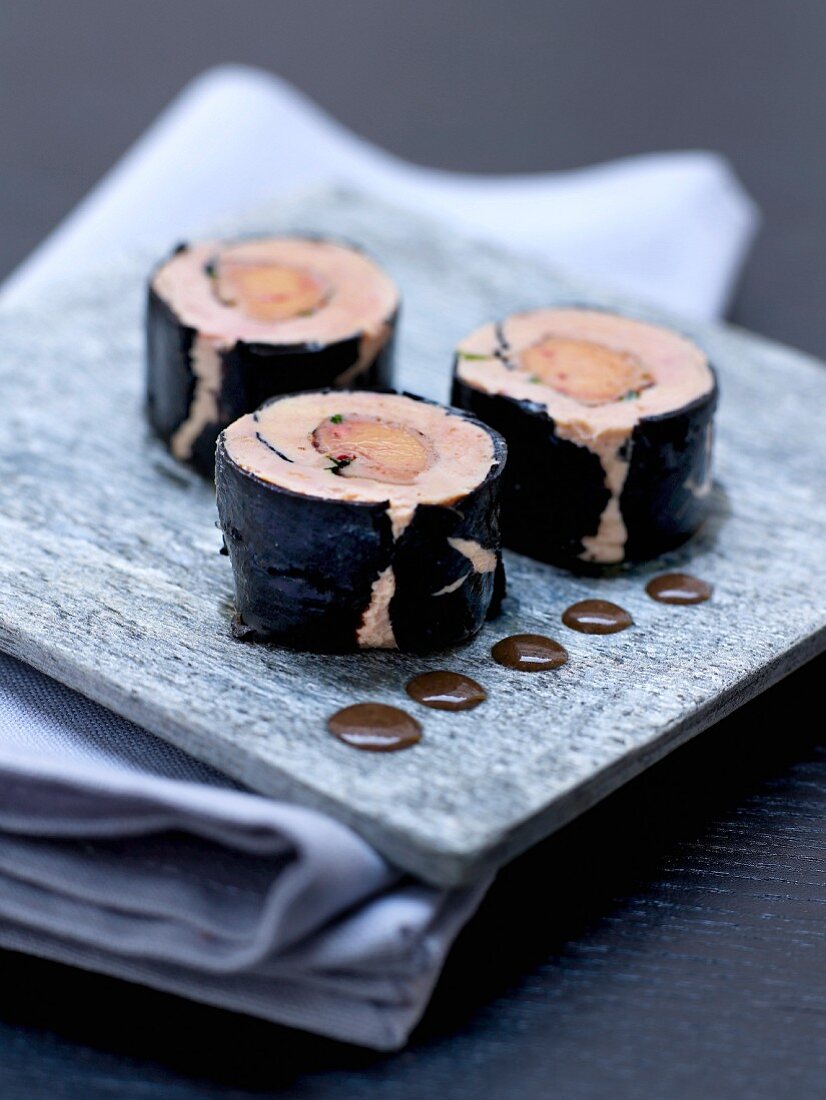 Makis mit Foie Gras und Kaffeesauce