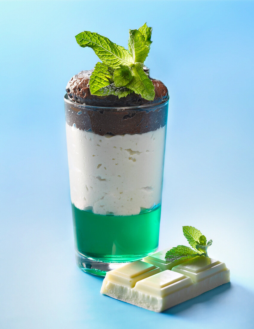 Strong mint jelly, white and dark chocolate mousse Verrine