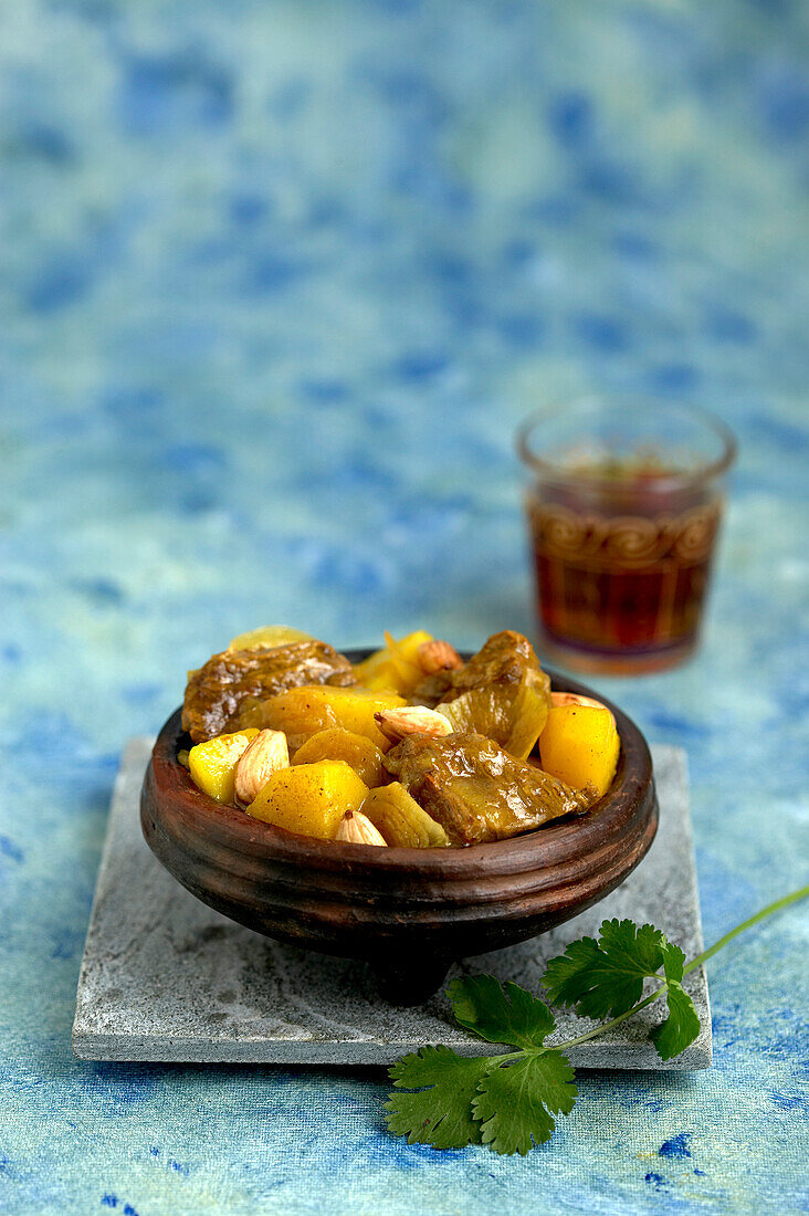 Lamm-Tajine mit Süßkartoffeln und Mandeln