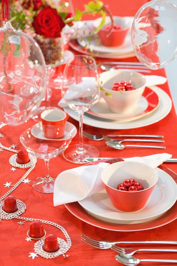 Festlich gedeckter Tisch in Rot