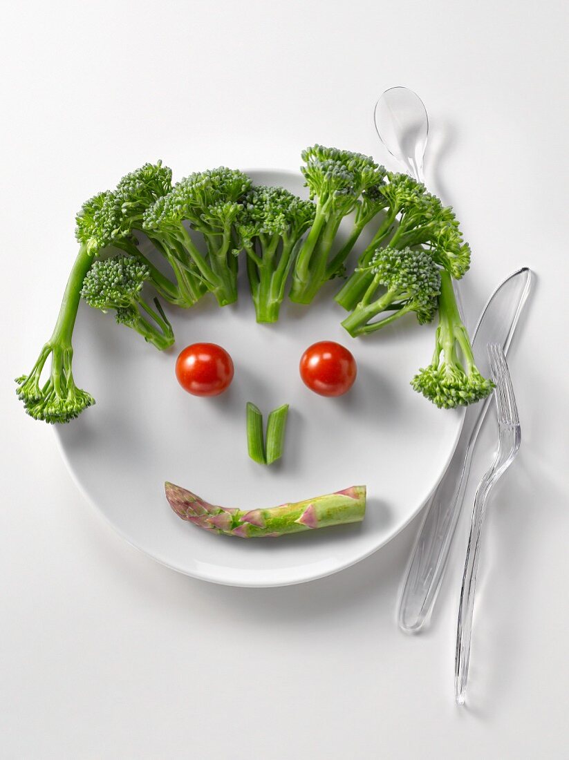 Lustiges Gesicht aus Brokkoli, Spargel und Tomaten