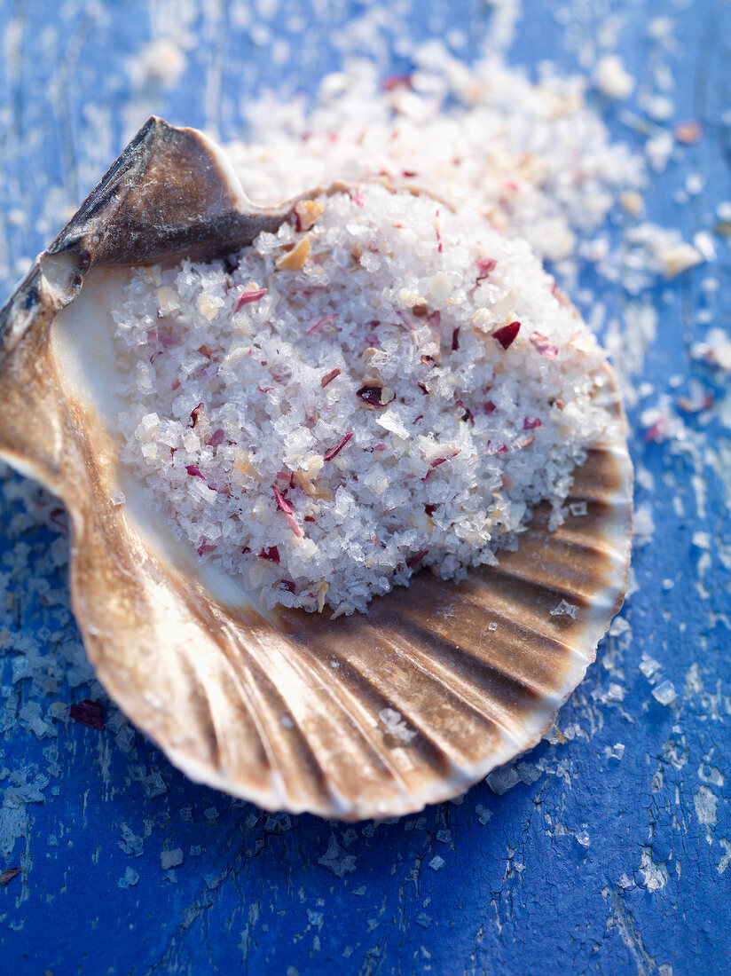 Fleur de sel in einer halbem Jakobsmuschel