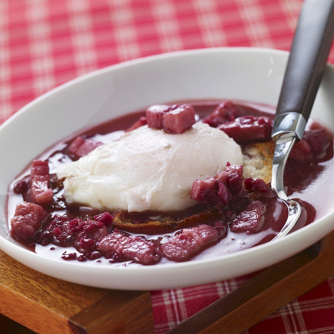 Oeuf en meurette (Pochiertes mit Rotwein-Speck-Sauce)