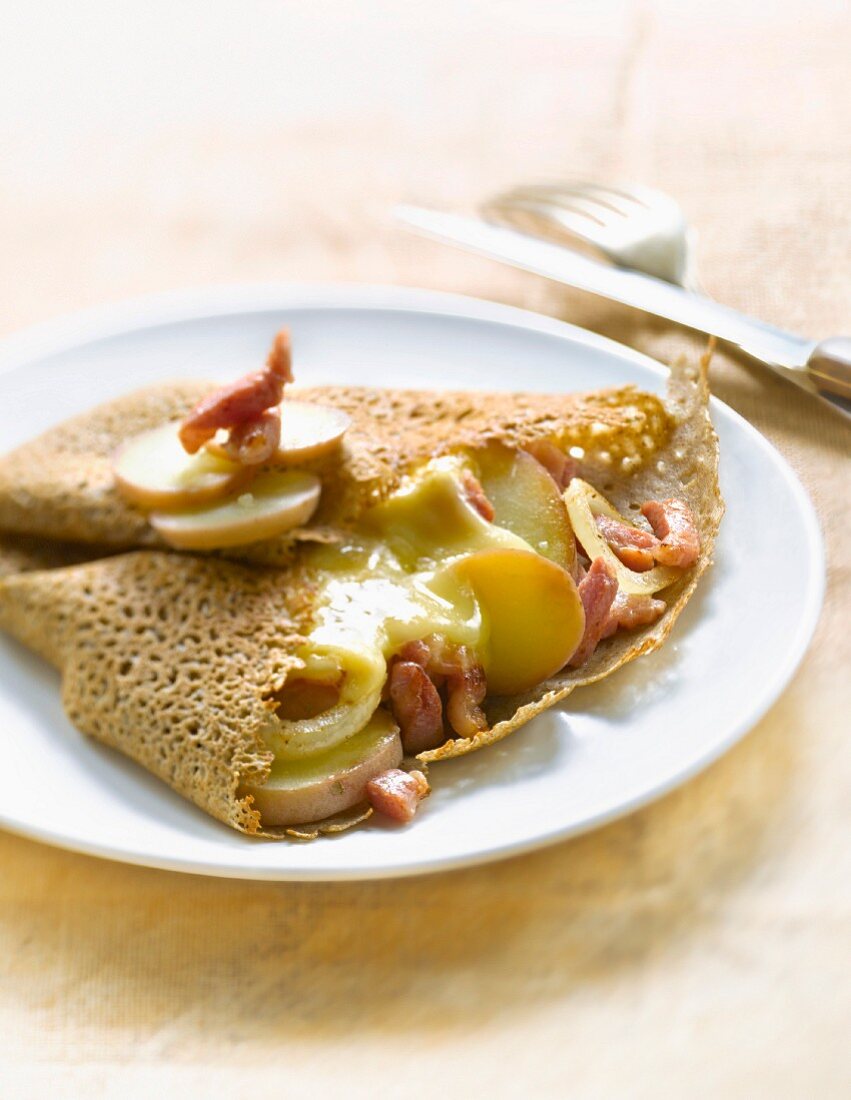 Galette savoyarde (Buchweizen-Crêpe mit Speck, Kartoffeln und Ziegenkäse)