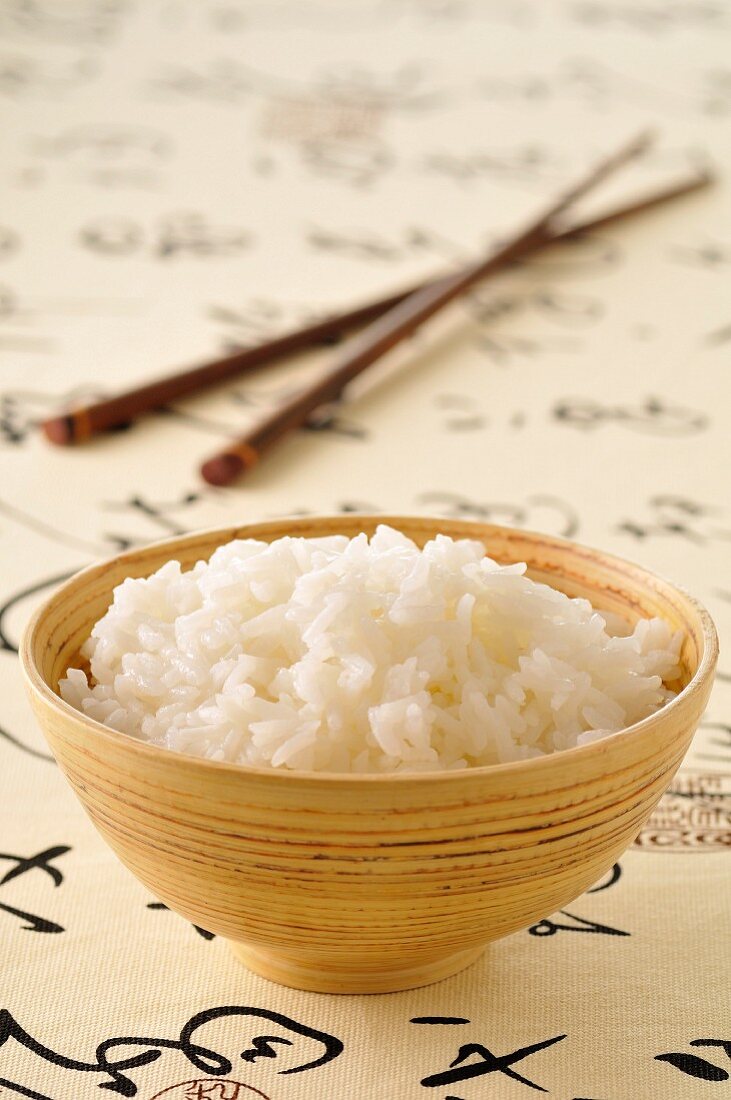 Holzschale mit weißem Reis