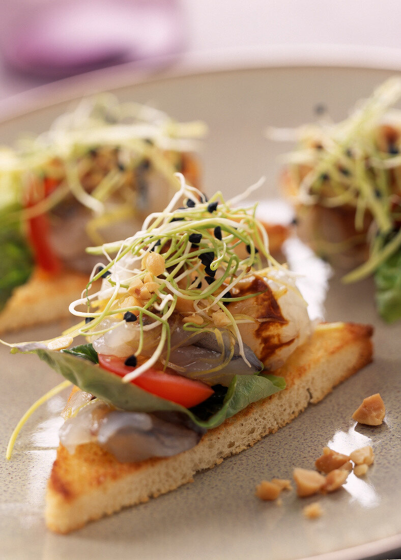 Garnelentatar mit Sesam auf Toastbrot