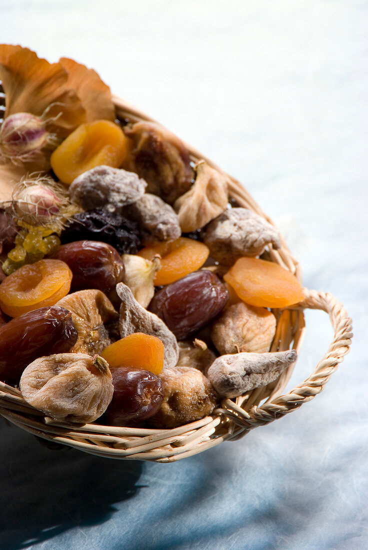 Körbchen mit gemischten Trockenfrüchten