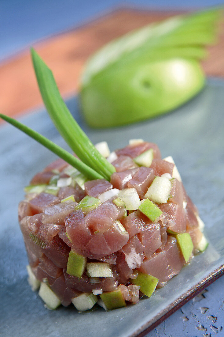 Bonito-Thunfischtatar mit grünem Apfel und Lauchzwiebeln