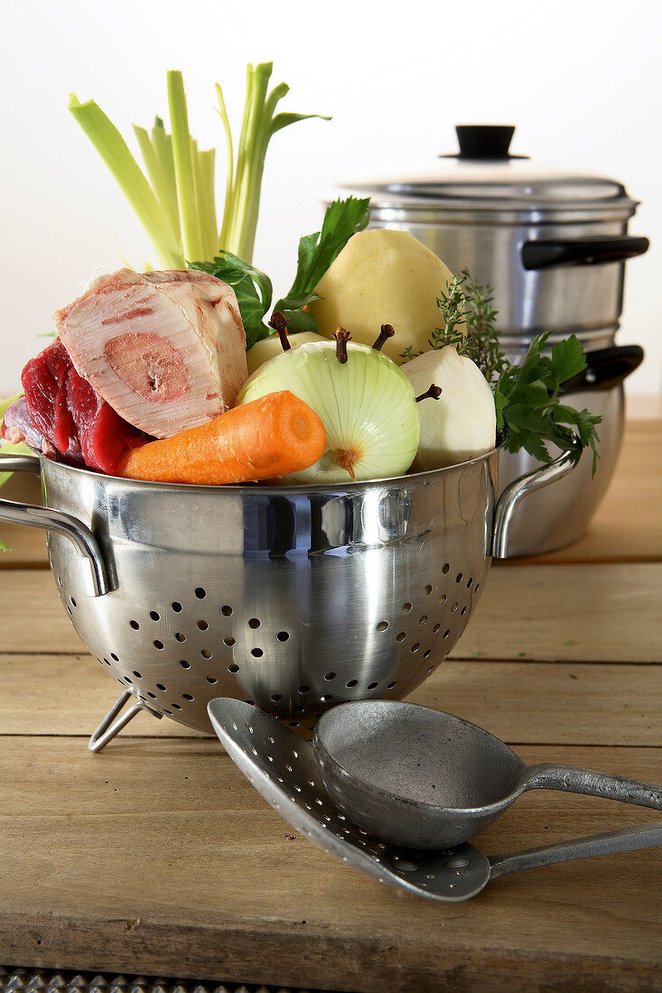 Zutaten für Pot-au-feu (Eintopf mit Fleisch und Gemüse)