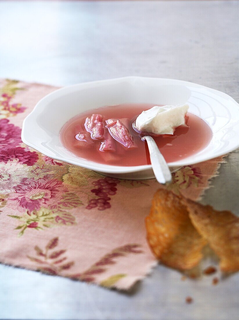 Rhabarbersuppe mit Mascarpone