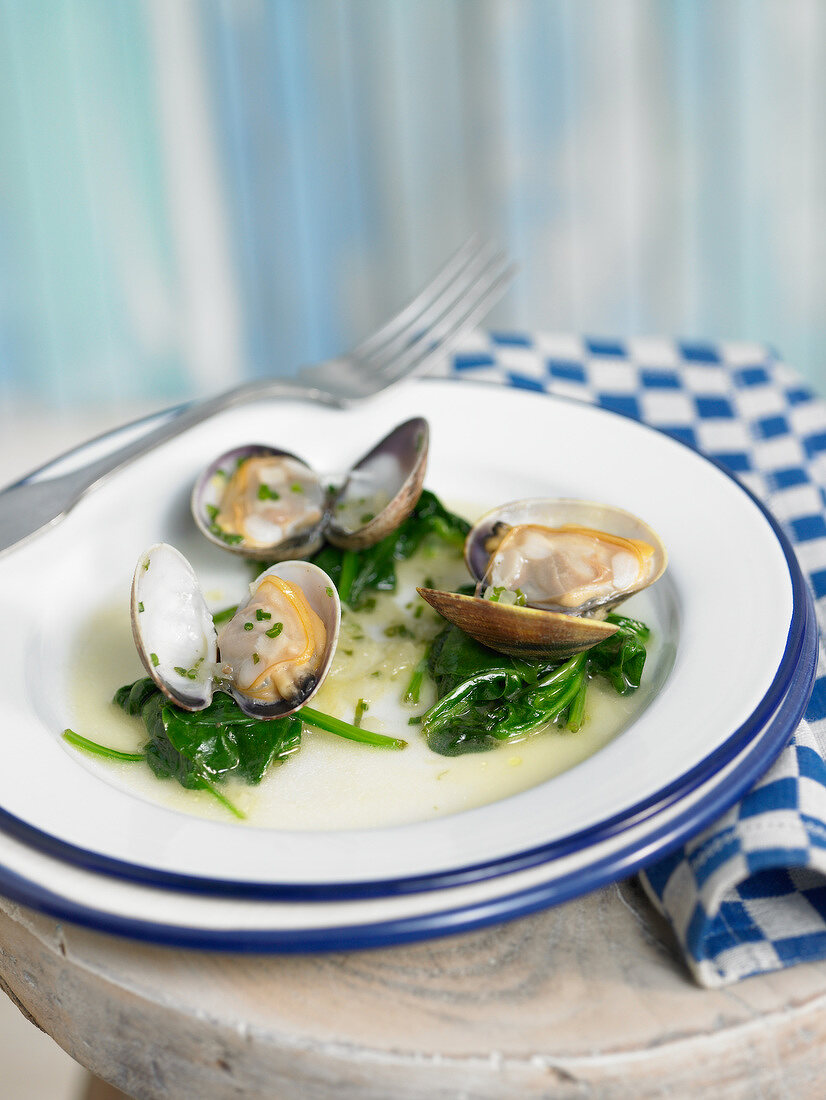 Littleneck clams with cava and Catalan Champagne, spinach