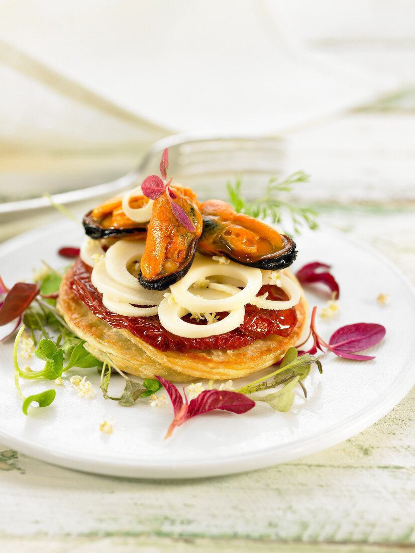 Palm heart and mussel flaky pastry tartlet