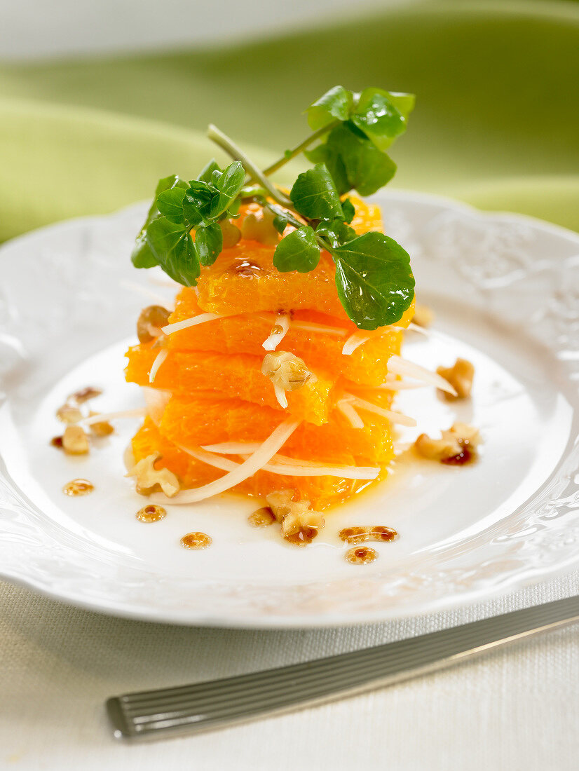 Salat mit Kresse, Orange und Walnüssen