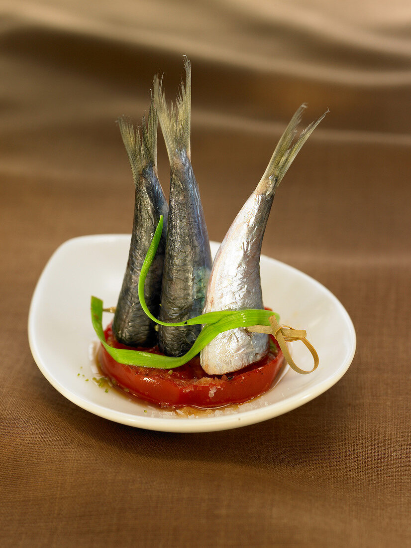 Gegrillte Sardinen auf Tomate