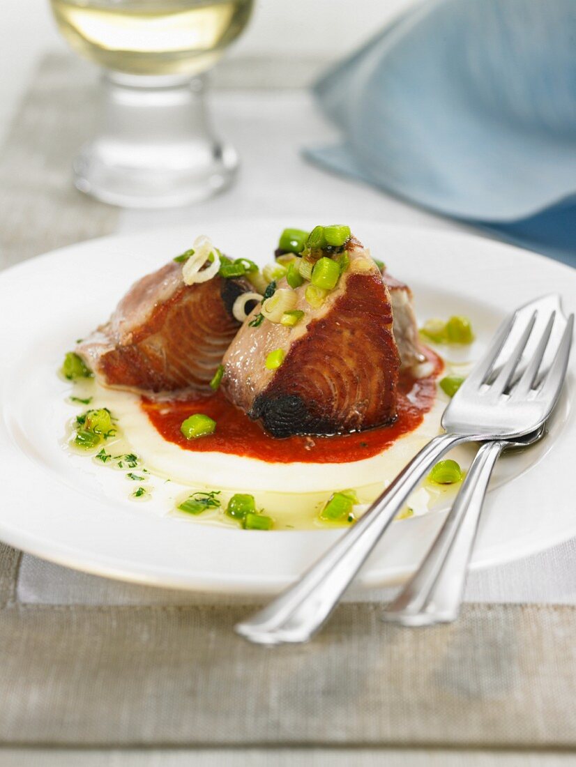 Tuna with tomato puree and onions