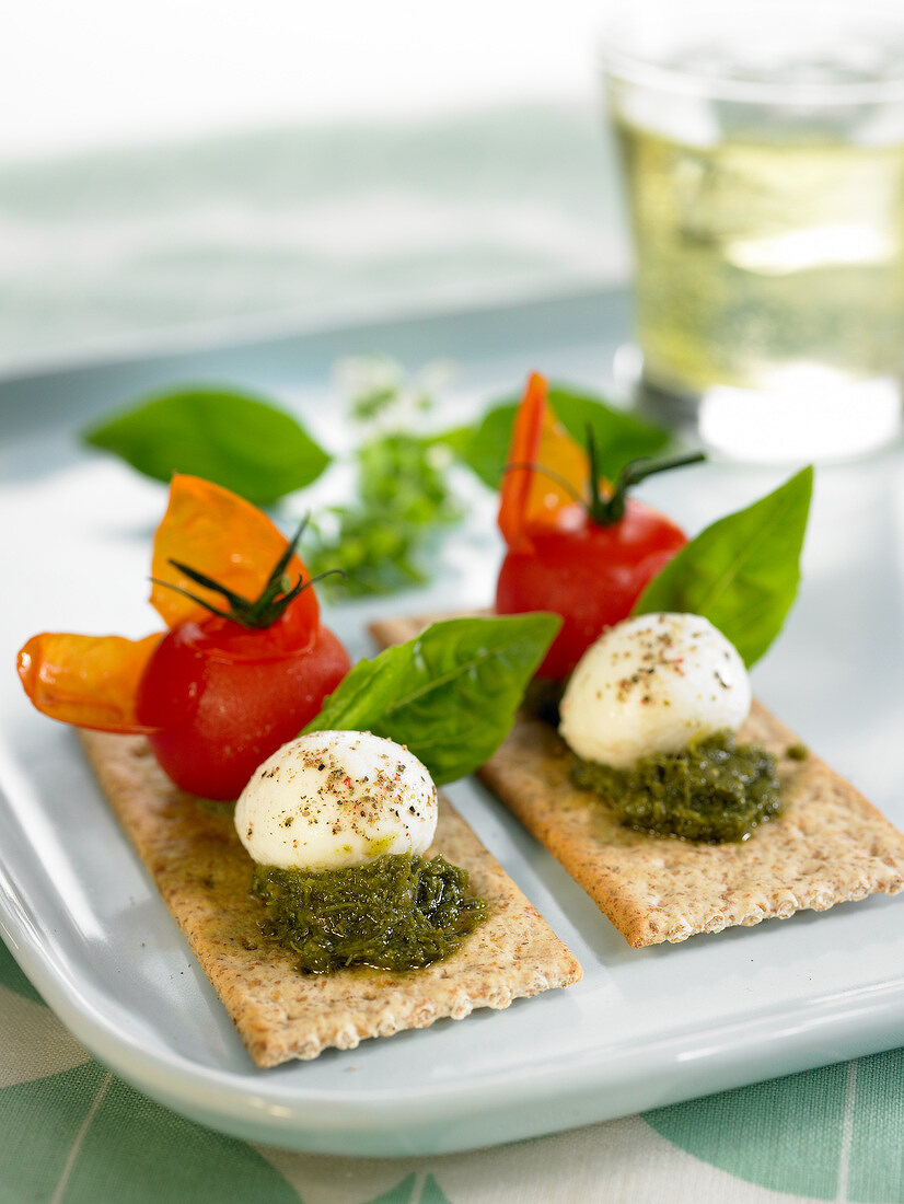 Canapés mit Ei, Tomate, Basilikum und Pesto