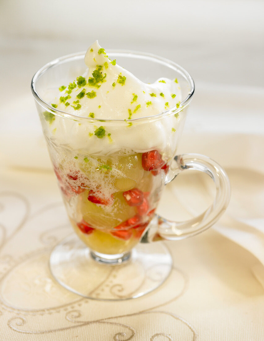 Cava-Mousse mit Trauben und Creme fraiche