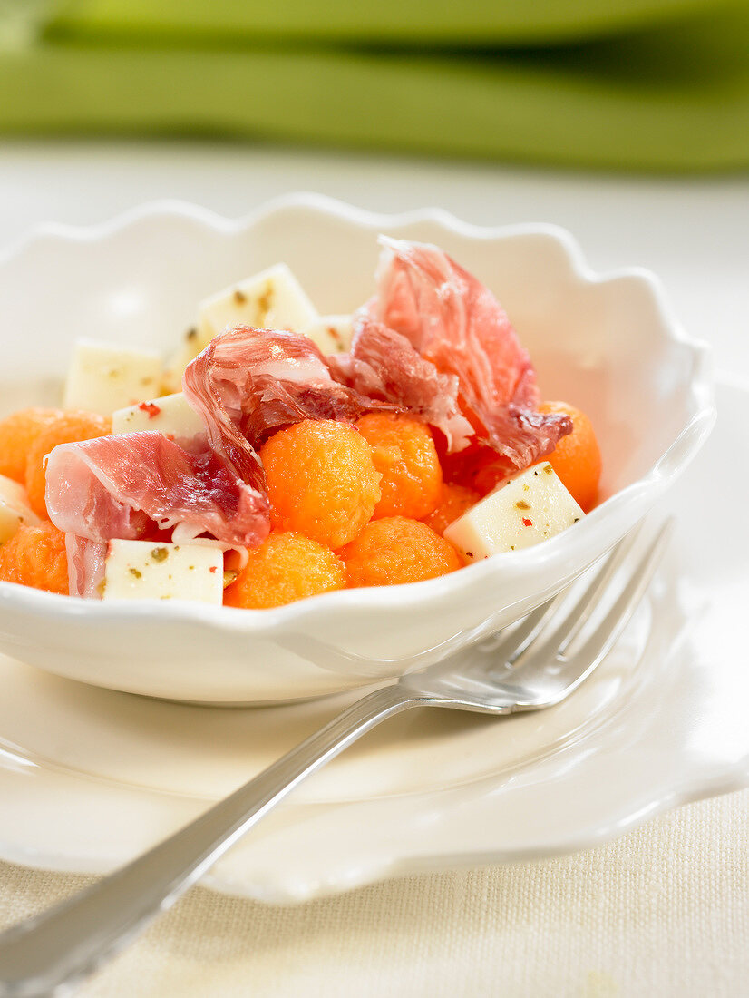 Salat mit Melonenbällchen, Mozzarella und Rohschinken