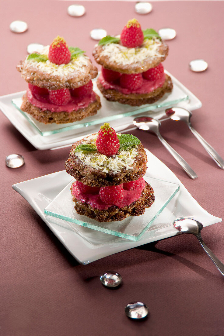 Desserttörtchen mit Haselnuss-Pistazienkeksen und Himbeeren