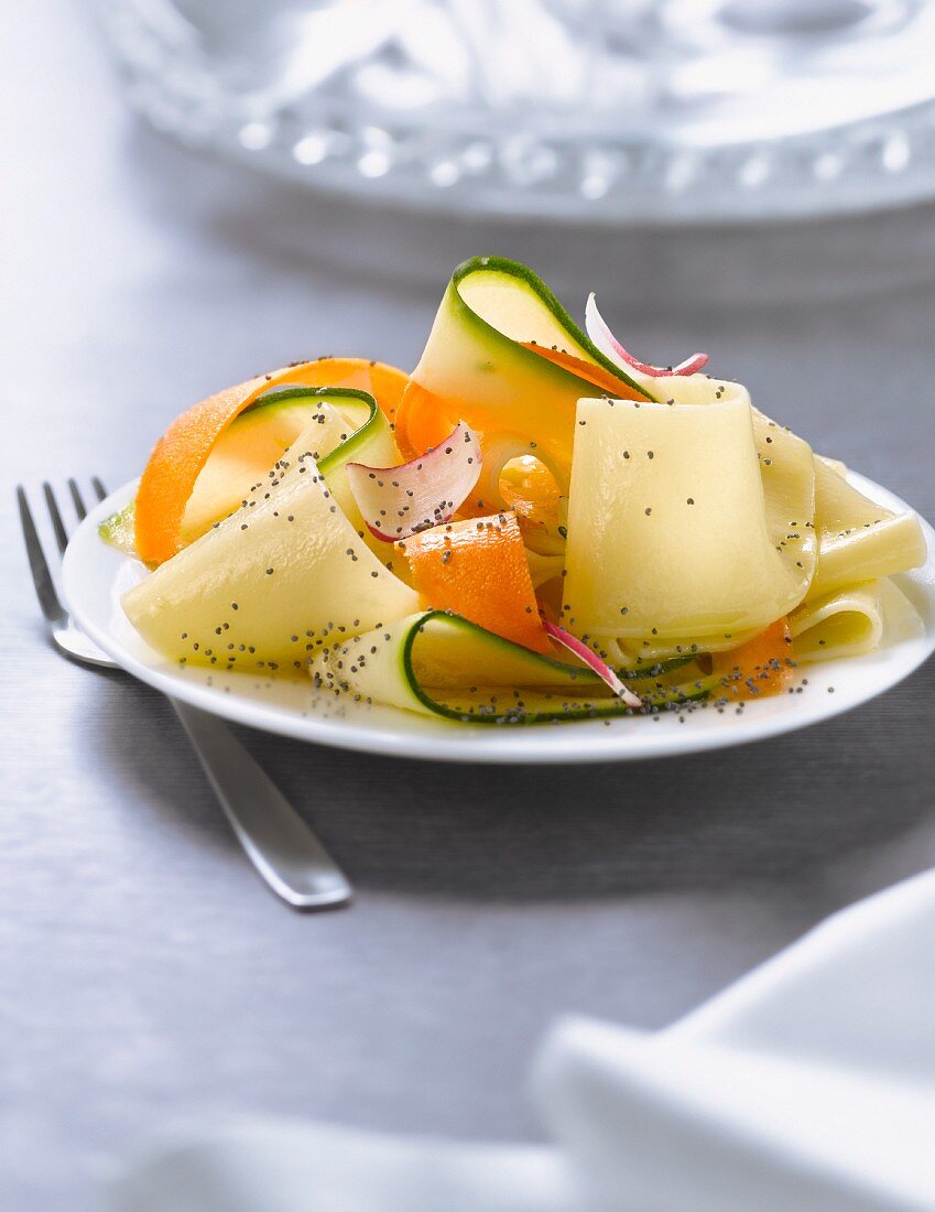 Pappardelle mit Gemüse, Radieschen und Mohn