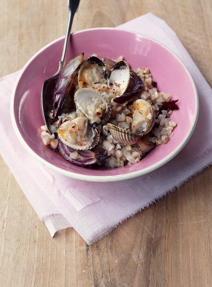 Buchweizen-Pilaf mit Herzmuscheln und roten Zwiebeln