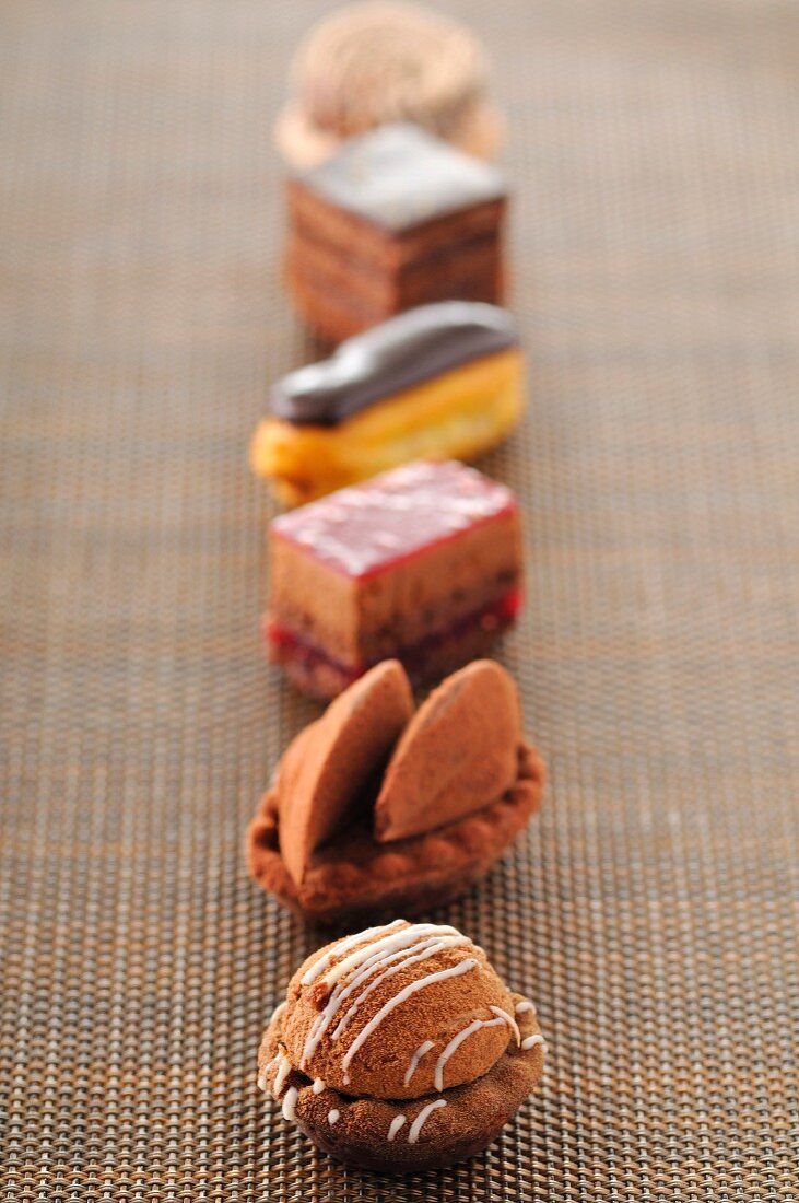 Verschiedene Schokoladen-Petit fours in einer Reihe