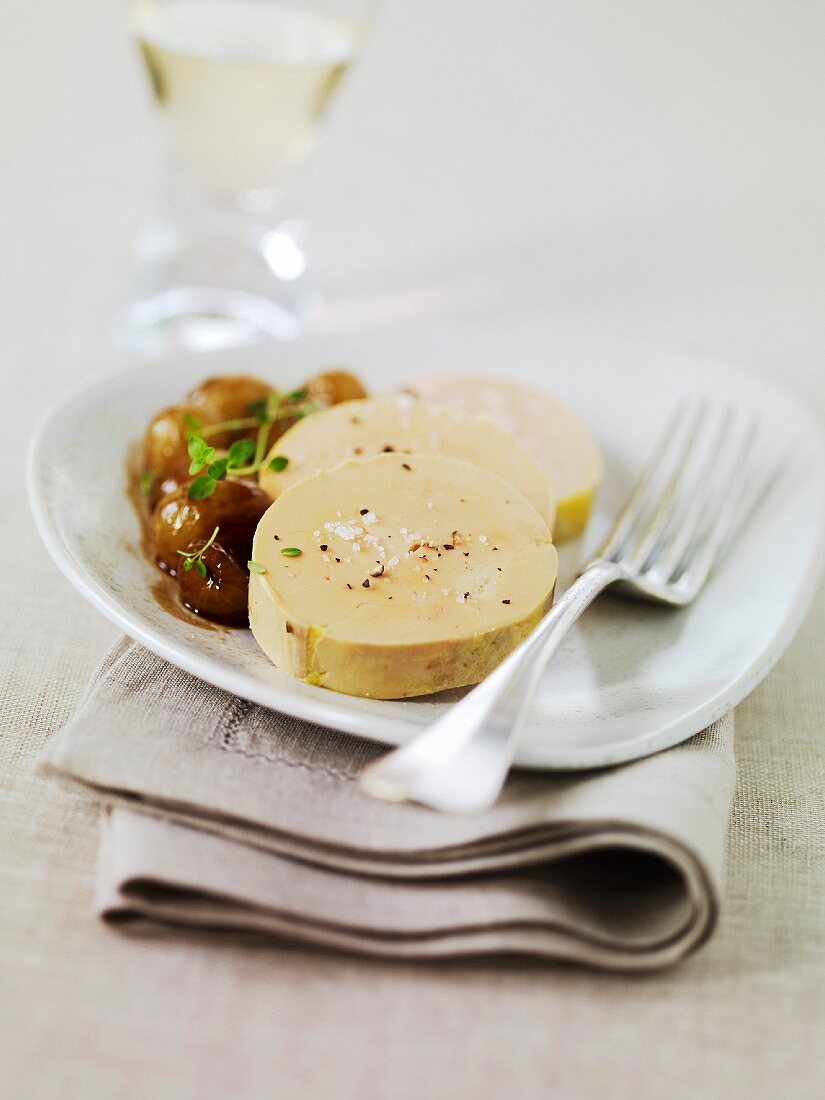 Zwei Scheiben Foie gras mit Traubenkompott