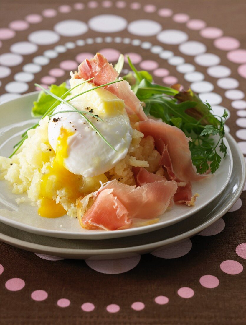 Mashed potatoes,soft-boiled egg and raw ham
