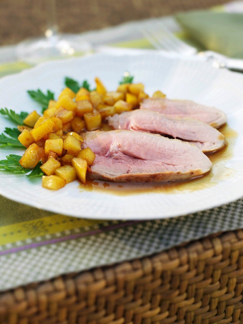 Lammkeule, in Scheiben geschnitten mit Bratkartoffeln