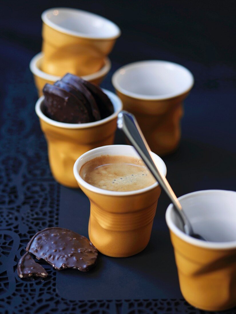 Kaffee und Schokoladenkekse in Pappbechern