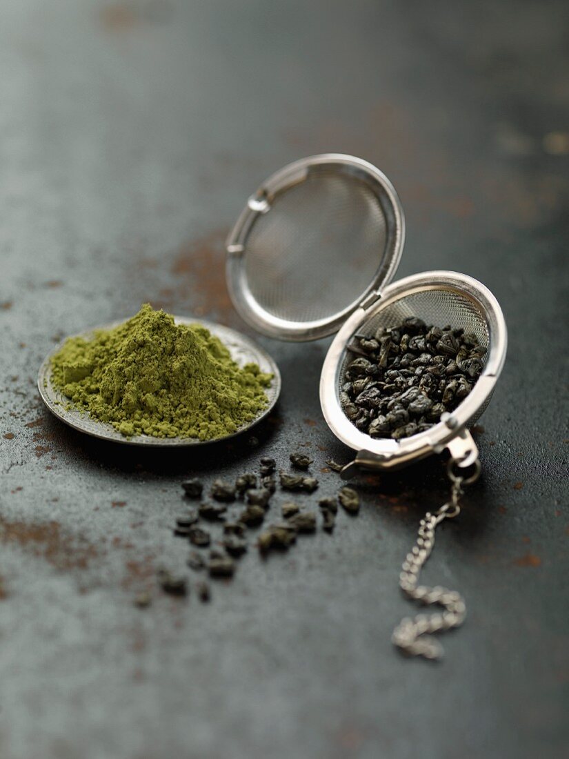 Grünteepulver und Grünteeblätter im Teeei