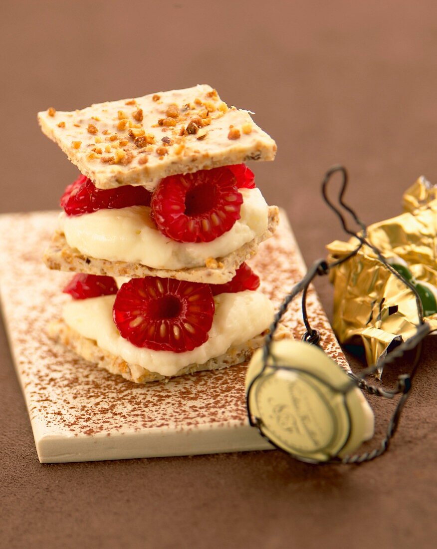 Knuspriges Mille-Feuille mit Himbeeren und Sahne