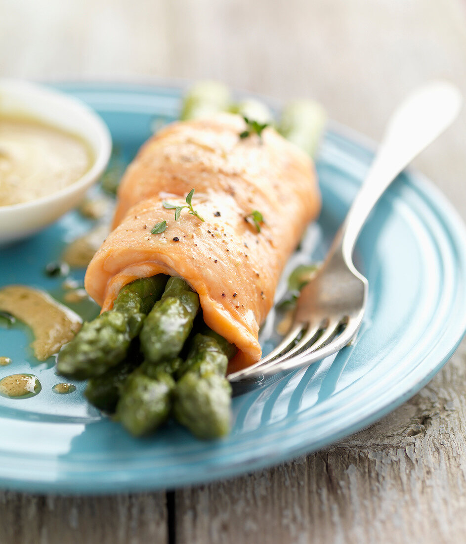 Green asparagus wrapped in a salmon escalope